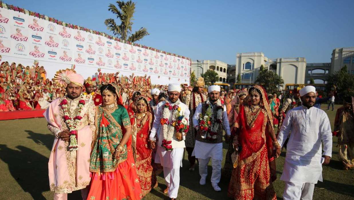 Gujarat Surat Businessman Mahesh Savani Helps 261 Couples Get Married