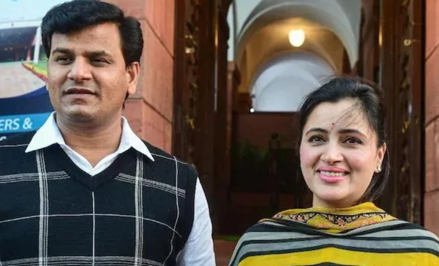 Maharashtra: Bombay HC rejects plea of MP Navneet Rana and husband to quash FIR against them