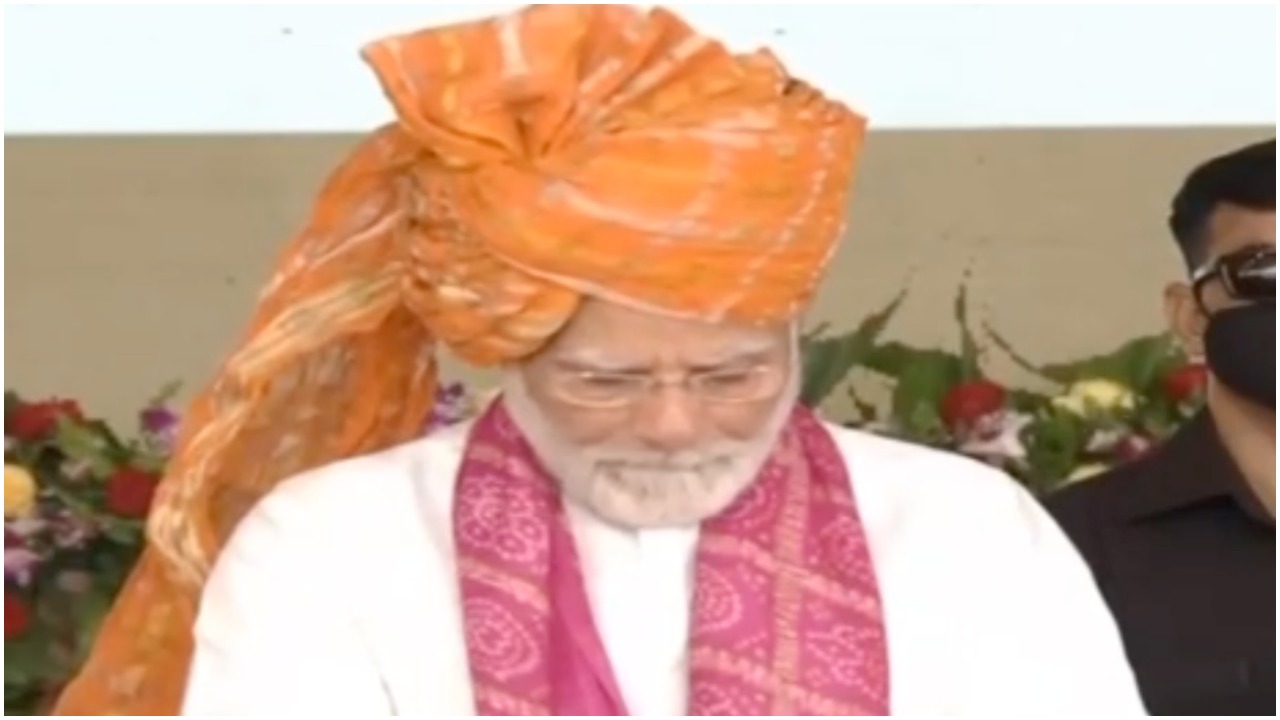 PM Modi becomes emotional as women of Banaskantha bless him