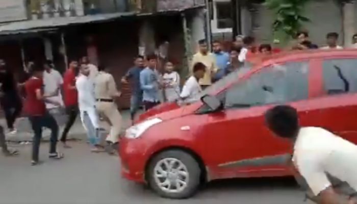 WB: Violent mob attacks car with stones and sticks, cops watch in silence