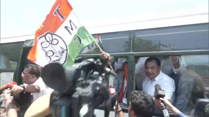 TMC workers protest outside Guwahati hotel where rebel Shiv Sena MLAs are staying