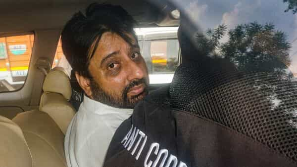 Aap Mla Amanatullah Khans Supporters Attack Anti Corruption Branchs Acp During Raids Over