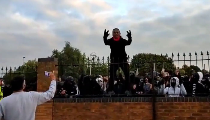 Watch: Islamist mob circle Durga Bhawan Hindu Centre in Birmingham amid chants of 'Allah-Hu-Akbar'