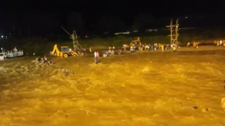 West Bengal: Flash floods in Mal river during Visarjan, 8 dead and several missing