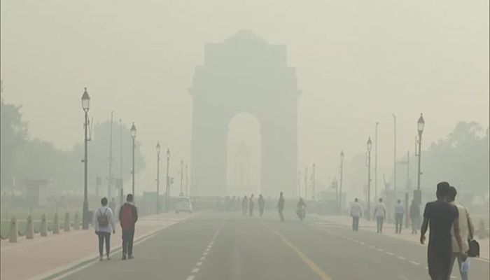 Delhi: Air pollution worsens as more stubble burnt in Punjab