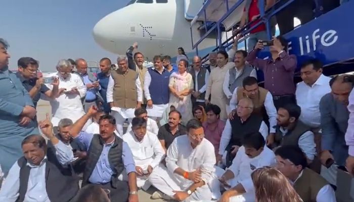 Pawan Khera and other Congressis chant 'Modi teri kabar khudegi' at Delhi airport