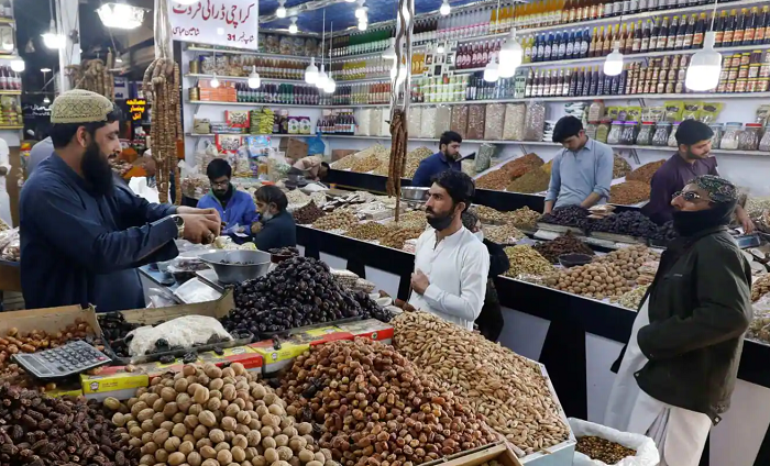 As Ramzan starts, Pakistanis struggle with high prices amid financial crisis