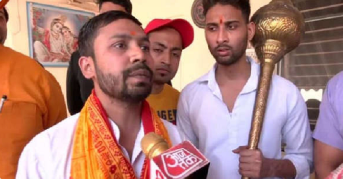 Delhi: Swiggy food delivery agent refuses to deliver mutton Korma within temple premises, gets honoured by the temple authorities