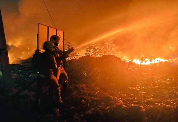 Kochi, Kerala: Brahmapuram Waste Plant fire continues, opposition asks govt to declare a health emergency