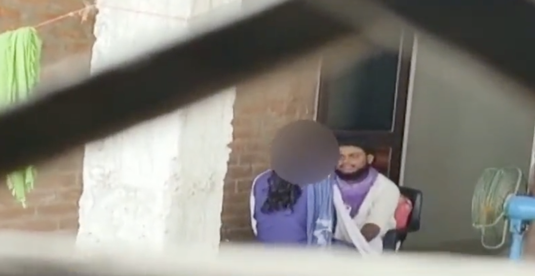 Bihar Muslim Xxx - Bihar: Maulvi caught on camera doing obscene acts with a school girl