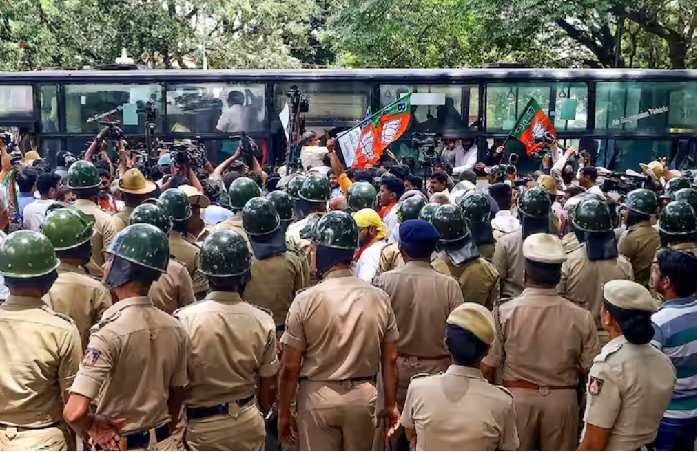 Bengaluru Bandh: Pro-Kannada Outfits And Farmers Protest Against Govt ...