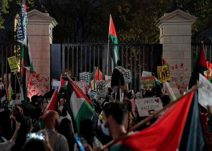 Islamists raise anti-Semitic slogans during pro-Palestine rally outside White House