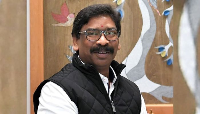 Didn't get money under government schemes, Jharkhand girls tell CM Hemant Soren during his program