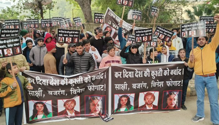 Hundreds of young wrestlers protest against Sakshi Malik, Vinesh Phogat, and Bajrang Punia at Jantar Mantar