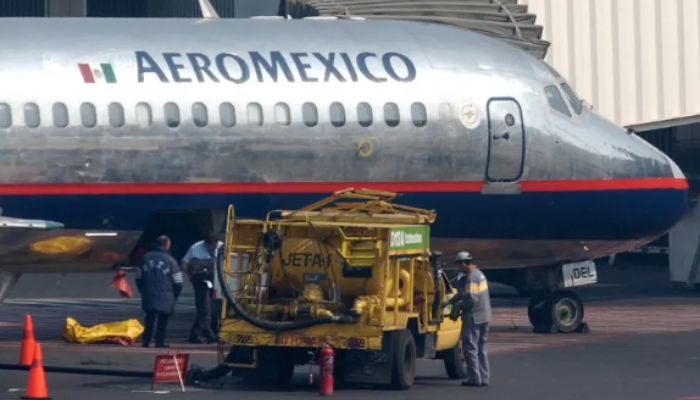 Passenger opens emergency door of delayed flight, passengers say he saved their lives