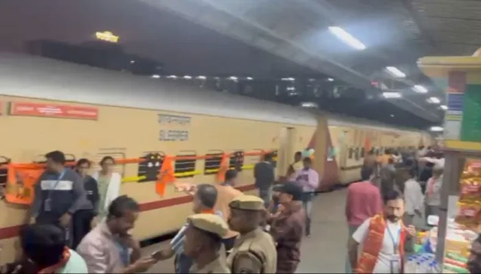 Stone pelting on the ‘Aastha Special’ train from Surat to Ayodhya