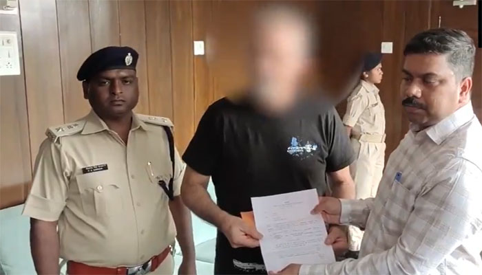 Jharkhand: Dumka DCP criticised for photo-op of 10 lakhs compensation to Brazilian rape victim's husband