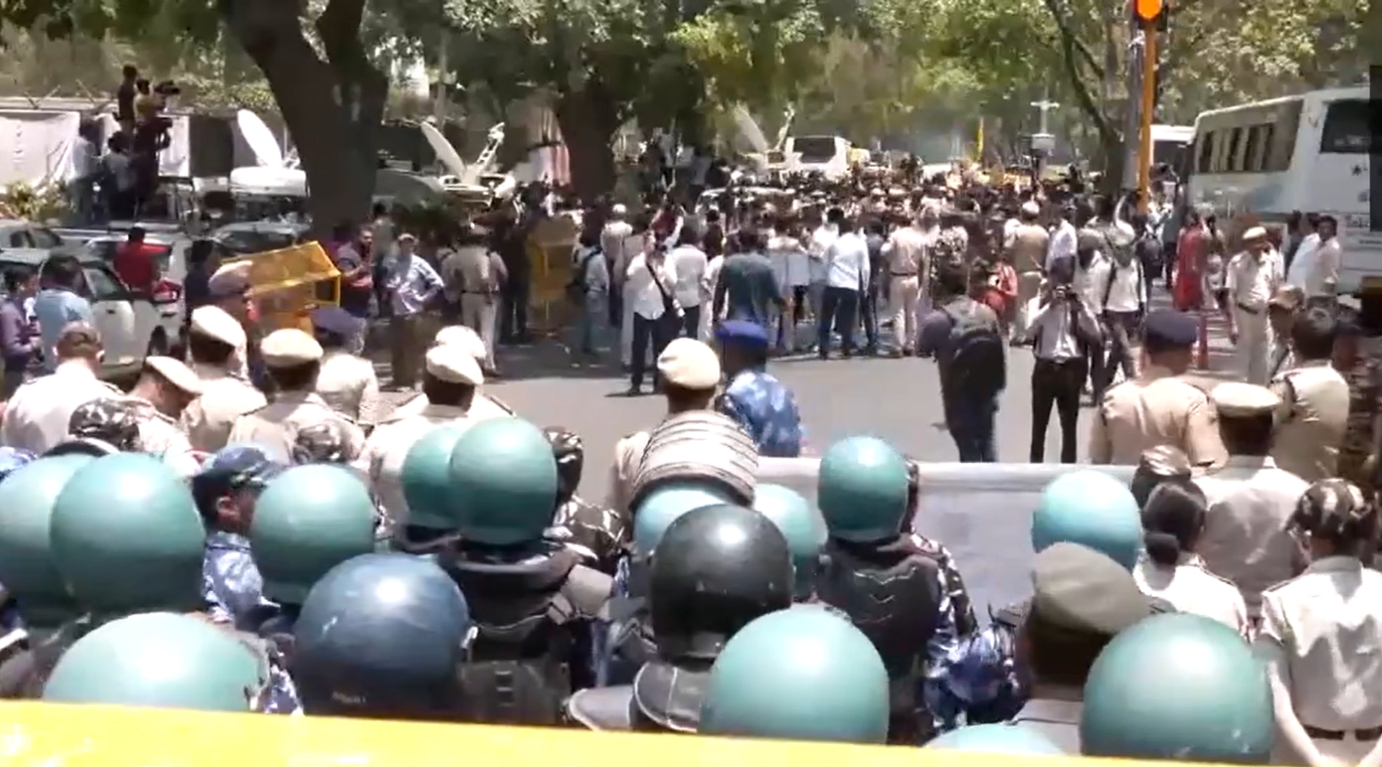 Police detain AAP workers marching towards BJP HQ, Section 144 imposed on DDU Marg