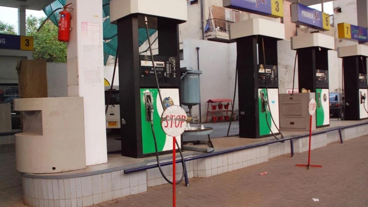 Commuters frazzled as Pakistan’s petrol pumps run dry