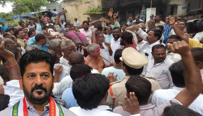 Farmers takes out mock funeral of Congress CM Revanth Reddy