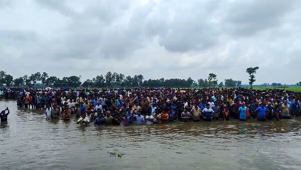 Bangladeshis gather at Indo-Bangladesh border amidst the ongoing attacks on Hindus in the country, seek to enter India