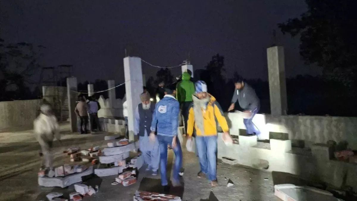 UP: Illegal mosque structure in Bareilly demolished by members of the Muslim community after authorities confirm violation